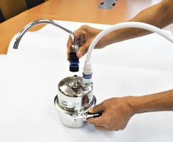 吐水スパウトを差し込む